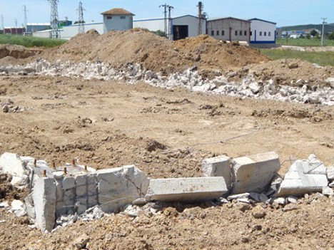 Fabrikalar yıkılmaya başlandı