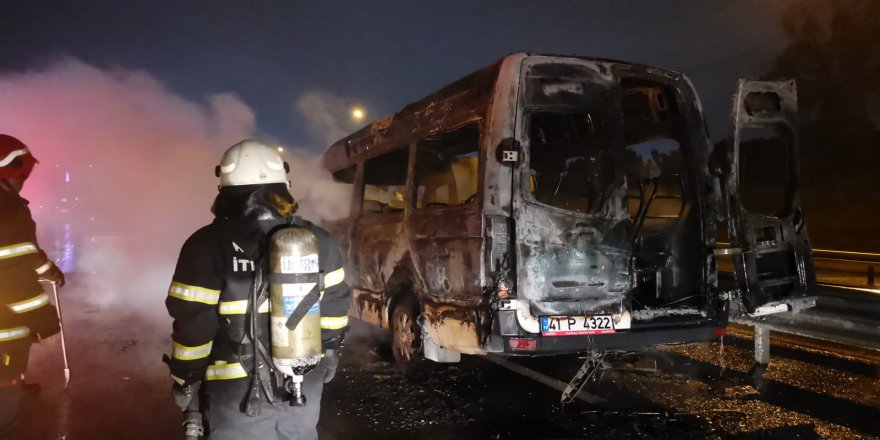 Seyir halindeki  servis aracı yandı