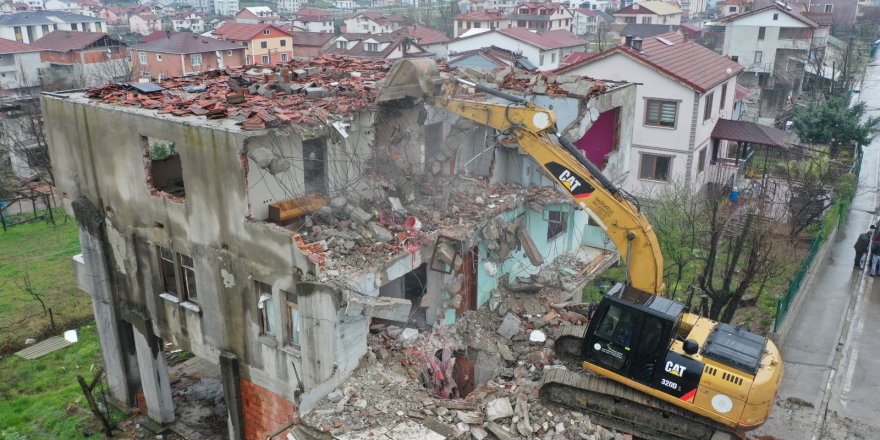 17 Ağustos Depremi'nde  hasar gören bina yıkıldı