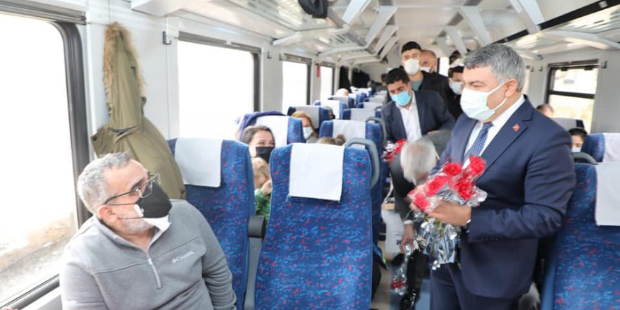 ADA Treni çiçeklerle karşılandı