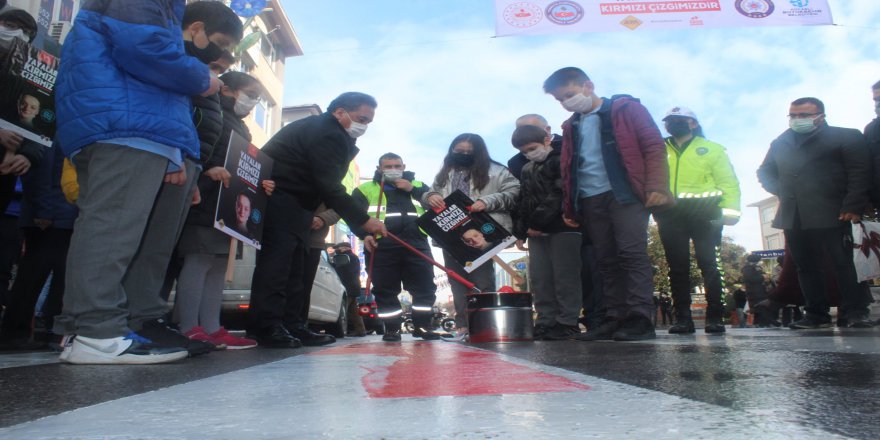 Gebze’de yaya geçitleri kırmızıya boyandı