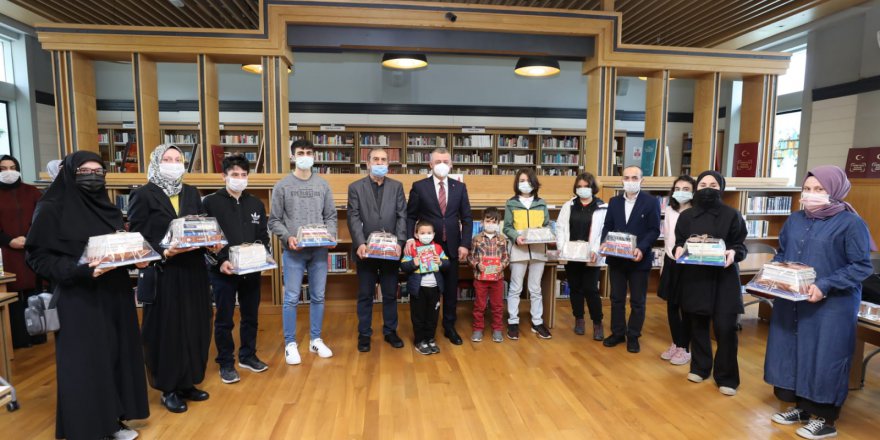 “Kitap okumanız gurur verici,  sizler bu konuda öndersiniz’’