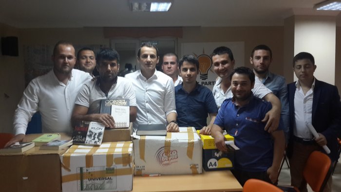 AKP’li gençliklerden kitap yardımı