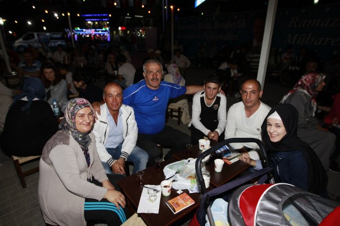 Meydanda sohbet dolu akşamlar