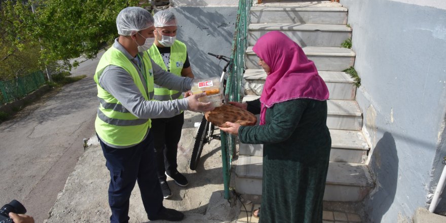 İzmit Belediyesi Kardeş Eller ile  iftar sofrasına bereket getiriyor