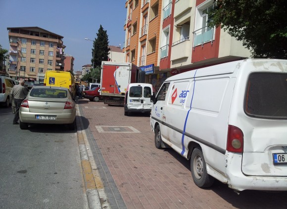 Kaldırımlar araç işgali altında