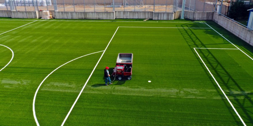 Gebze Futbol Sahası'nın halısı serildi