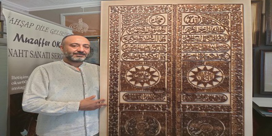 Naht sanatkarı Kabe'nin altın kapısını tabloya nakşetti
