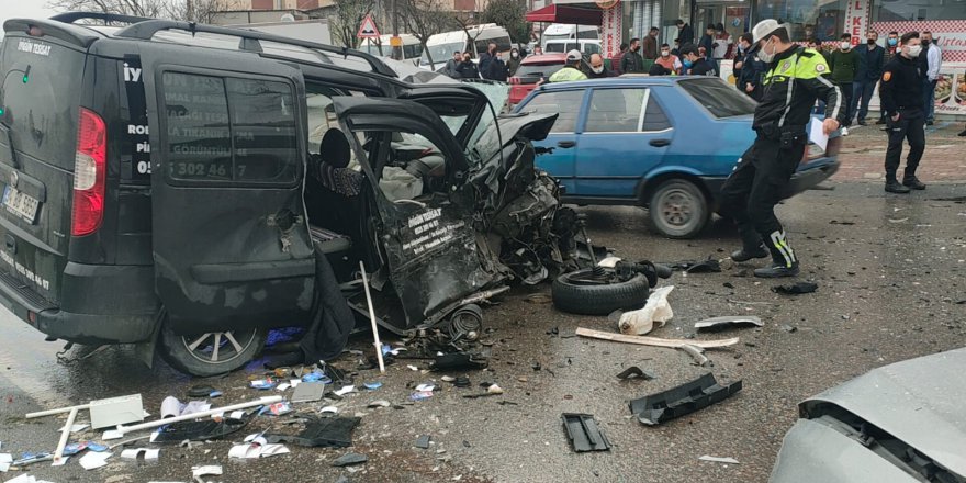 Ters yola girdi, iki araca çarptı, etrafa ateş açtı!