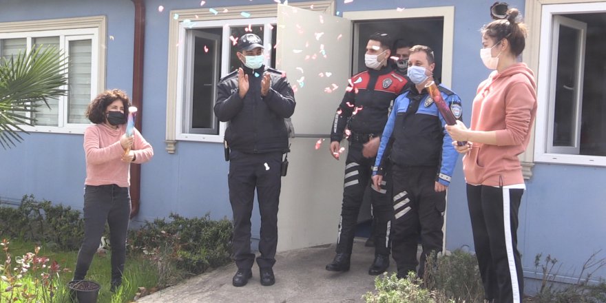 Polislere sürpriz kutlama yaptı