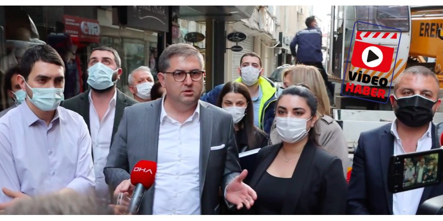 CHP afişlerin indirilmesini Alkışlarla protesto etti