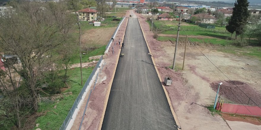 Caddede asfalt serimine başlandı