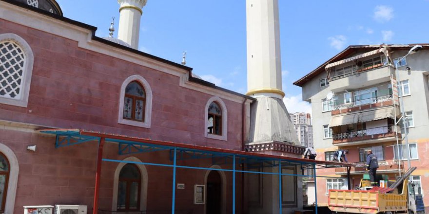 Camiye sundurma yapıldı