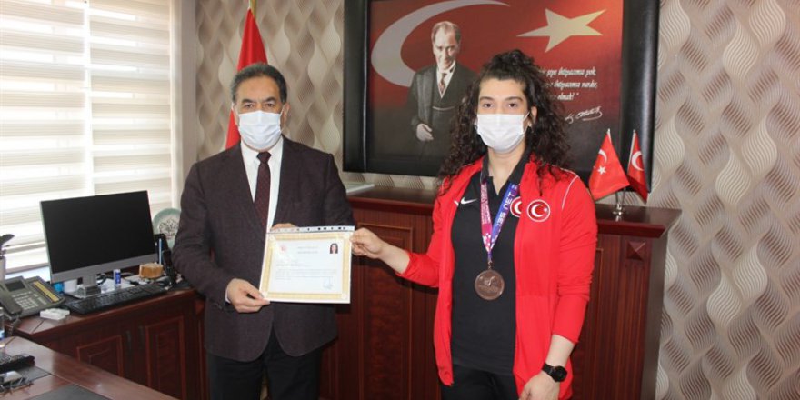 Milli halterciye başarı belgesi