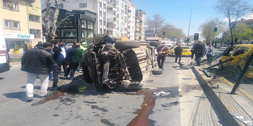 Gölcük’te  devrilen otomobilin sürücüsü, kazayı yara almadan atlattı.