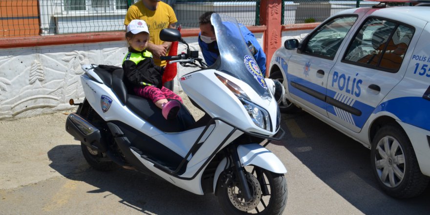 Kız çocuğunun polis korkusu ekiplerin şefkatiyle yenildi