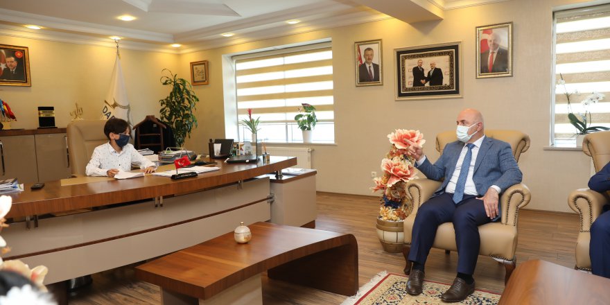 Başkan Bıyık koltuğunu çocuklara bıraktı