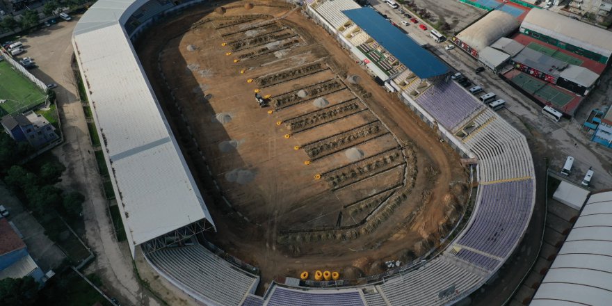 Gebze Stadı’nın zeminine  drenaj hattı döşeniyor