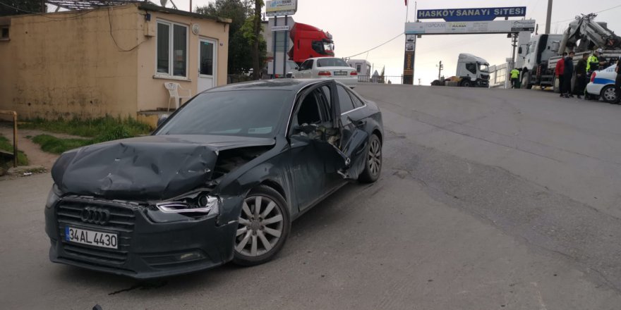 Tır dorsesi otomobil  sürücüsünü yaraladı!