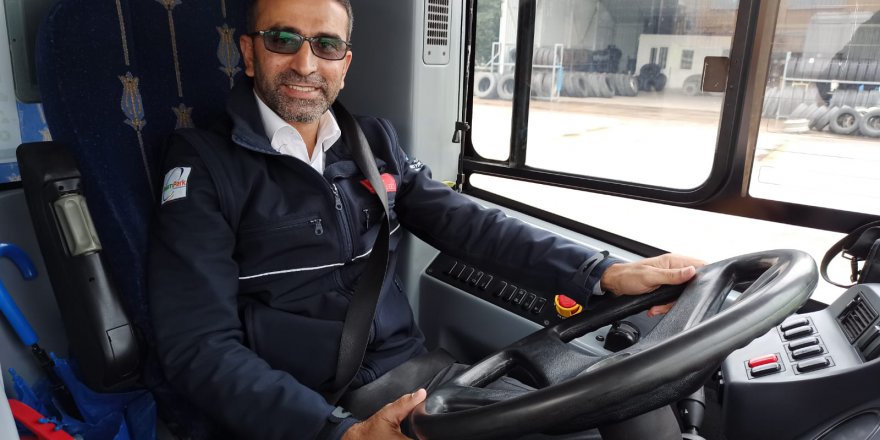 İftar yemeğini  yolcusuyla paylaştı