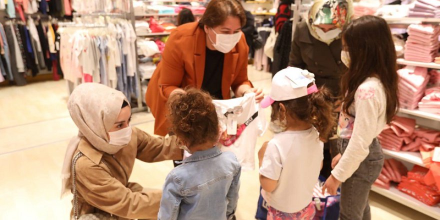 AK Kadın Çayırova 100 çocuğun yüzünü güldürdü