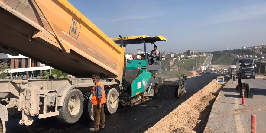 Gebze TEM Kuzey yan yollar asfalt serimi yapılıyor