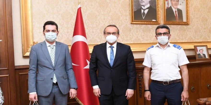 Vali Yavuz otobüs şoförünü ödüllendirdi