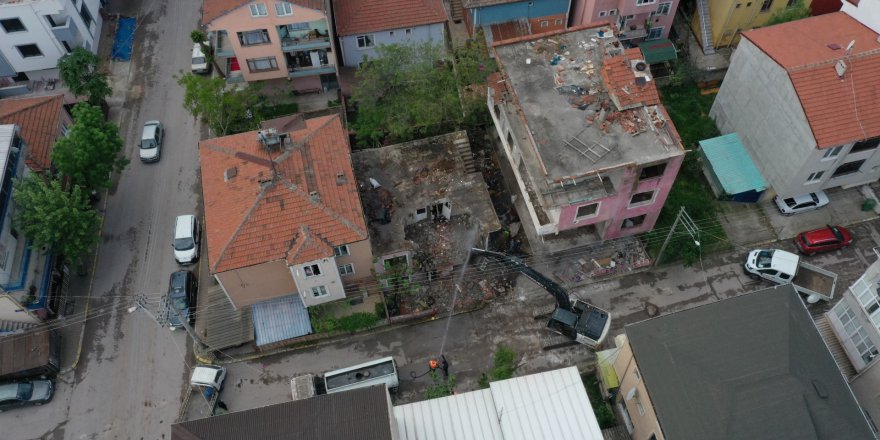 Hasarlı binalar yıkıldı