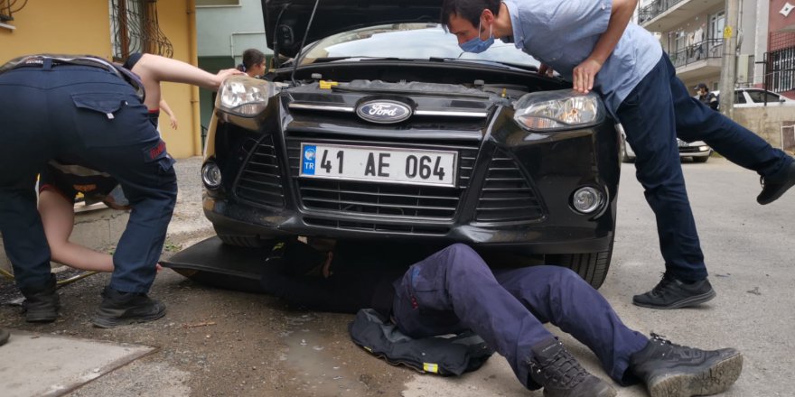 Aracın motoruna sıkışan  kedi ve yavrusu kurtarıldı