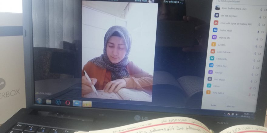 Kadınlar mukabele geleneğini  çevrimiçi ortamda sürdürüyor