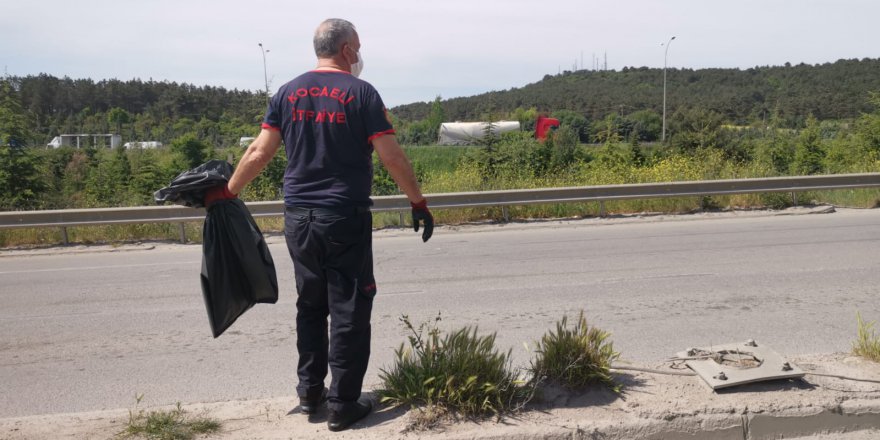 Fabrika sahasına giren yılan yakalandı