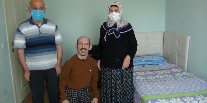 80 yaşındaki anne 40 yıldır oğlunun yanından ayrılmıyor