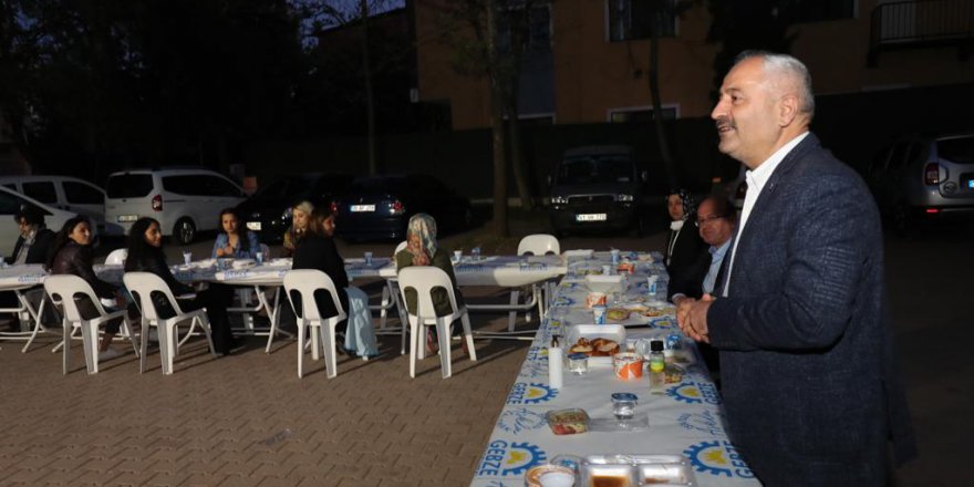 Büyükgöz sağlıkçılarla birlikte iftar yaptı
