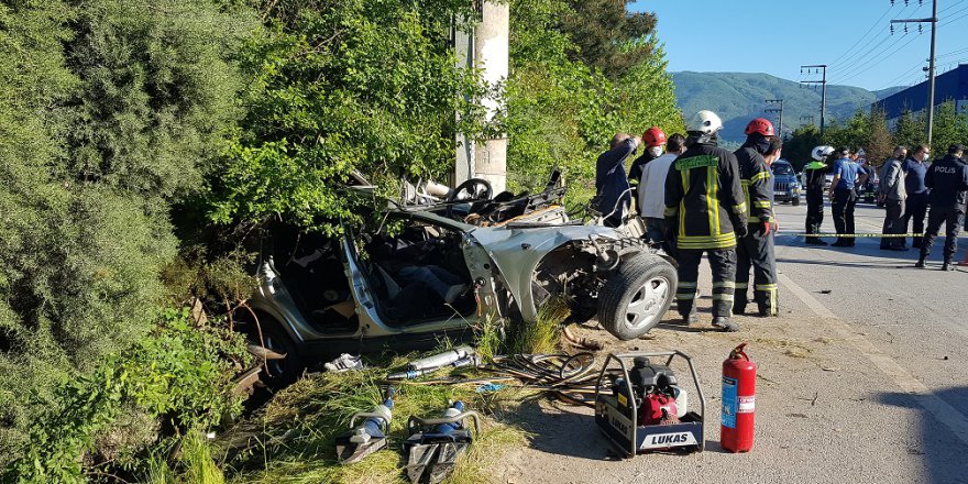 Otomobil elektrik direğine çarptı: 1 ölü, 1 yaralı