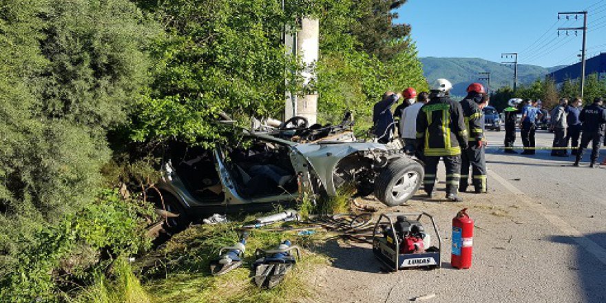 Otomobil beton direğe çarptı: 1 ölü 1 yaralı