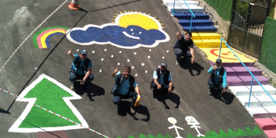 Temizlik işçilerinin sanatçı ruhu İzmit’in sokaklarında hayat buldu