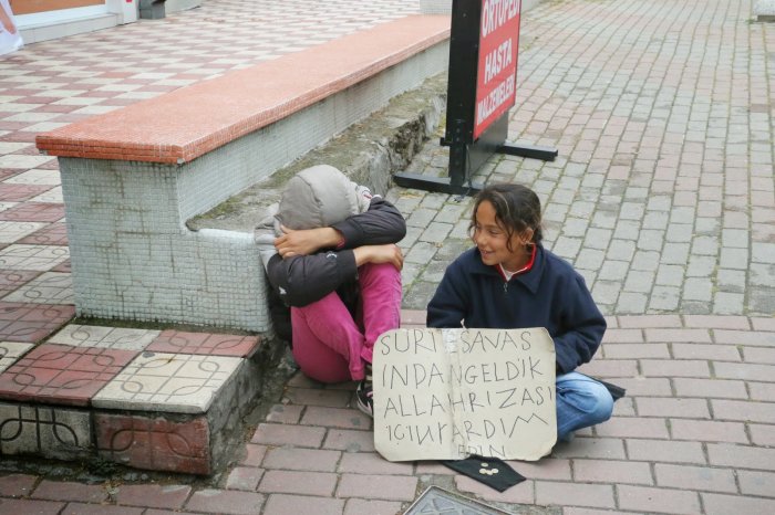Zabıtalar Suriyelileri vapurla karşı kıyıya gönderdi