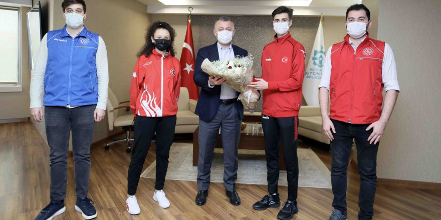 Milli sporcuları makamında ağırladı