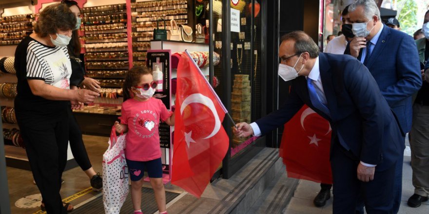 Vali  Seddar Yavuz,  Türk bayrağı hediye etti