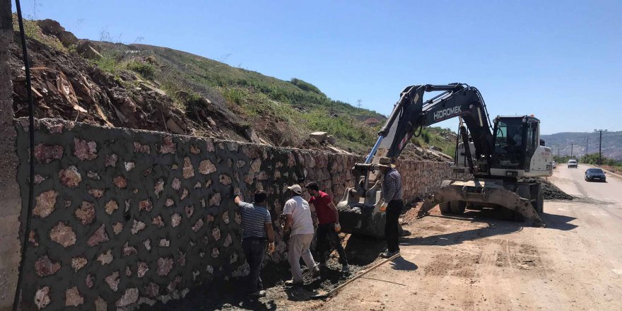 Caddede asfaltlama gece yapılıyor