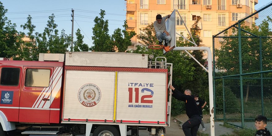 Basketbol potasında mahsur kaldı!