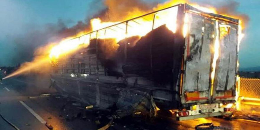 Tırın dorsesi  yandı!