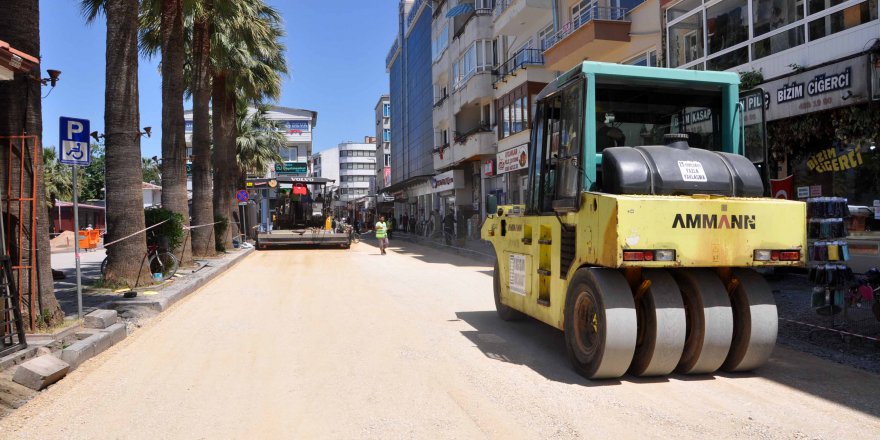 Asfaltlama ve kaldırım  çalışmaları yapılıyor