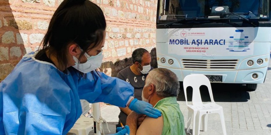 Mobil aşı aracıyla aşılama yapılıyor