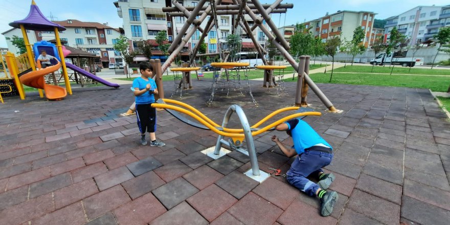 Çocuk oyun gruplarının bakımları yapılıyor