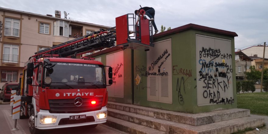 Kedi yavrusunu kurtaracaktı kendisi mahsur kaldı!