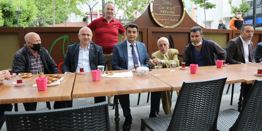 Çınaraltı’nda çay sohbeti