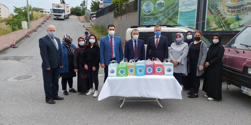 Pazarcı esnafına maske dağıtımı yapıldı