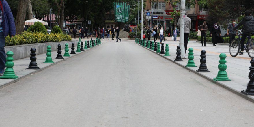İzmit Belediyesi yollara  yeşil-siyah imza atıyor