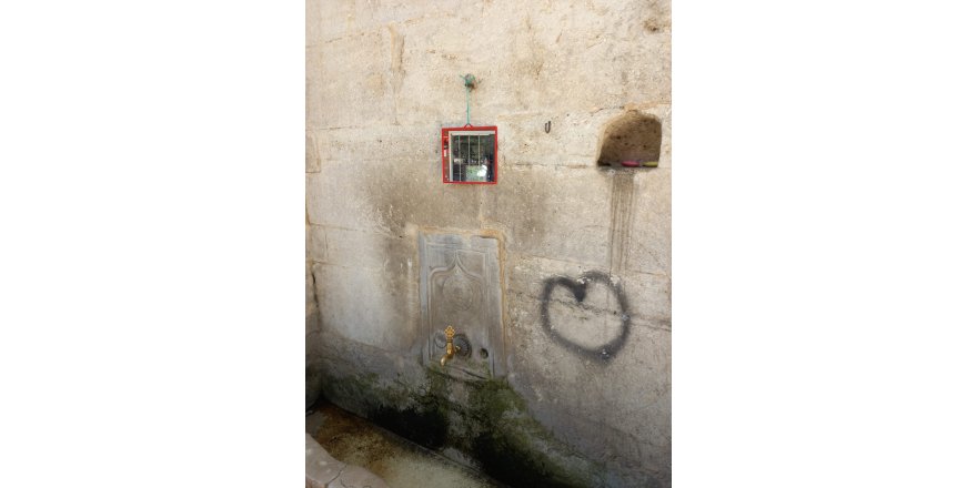 Tarihi çeşmeye plastik ayna astılar